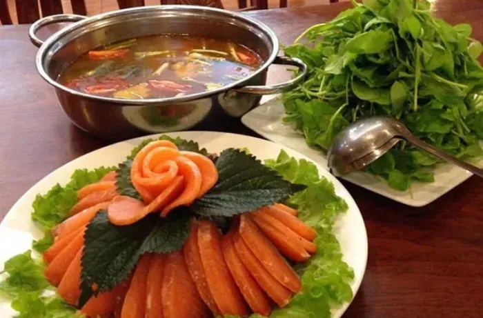 https://api.holicay.com/uploads/medium_4fab2a00-webp-typical sapa dishes salmon hotpot.webp